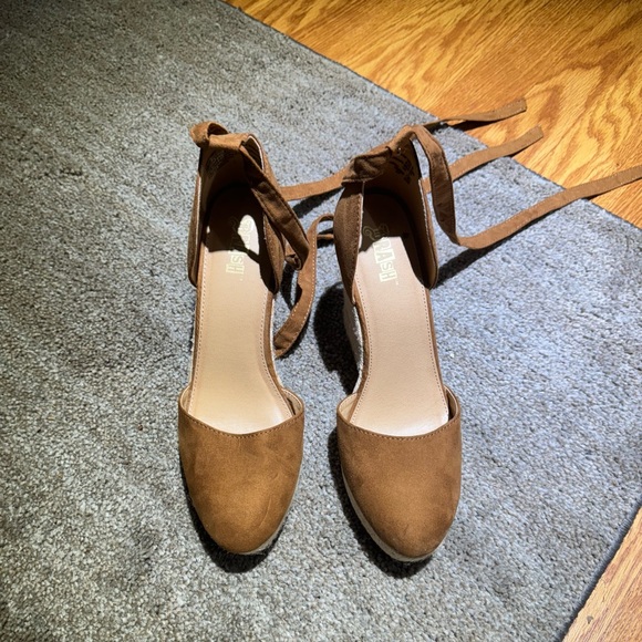 Women’s Brash wedges shoes size 9.                    Box 5 - Picture 2 of 6